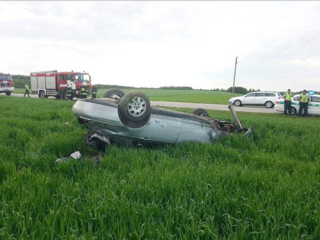 Automobilis nutūpė rapsų lauke