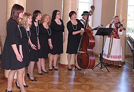 Romansai sugrįžta lauko takeliais