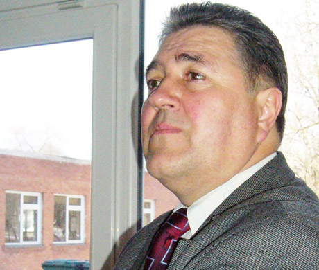 Direktorius už šaržą moksleivę padavė į teismą