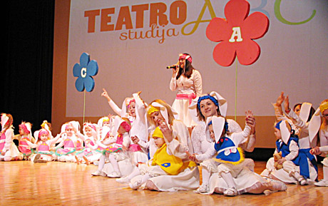Teatrai žiūrovams dovanojo šventę